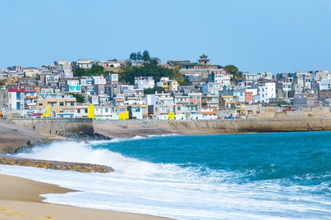 东山岛在福建漳州的南部，很多人知道这里是电影《左耳》的拍摄地