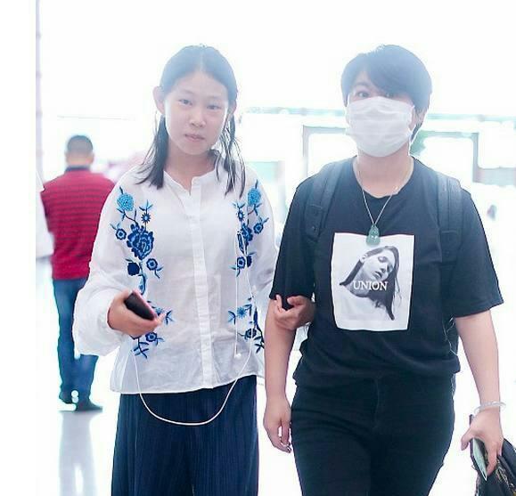 小沈阳女儿高挑纤细，五官耐看，见记者摆搞怪表情！