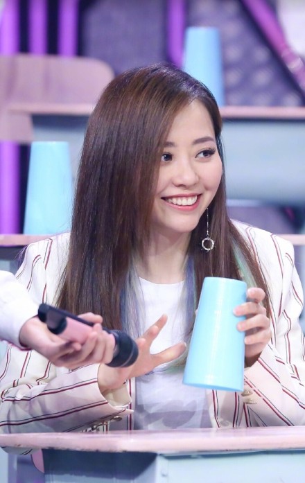 张靓颖深夜点赞和冯珂分手的微博,暗指冯珂是狗屎,后悔不听劝阻