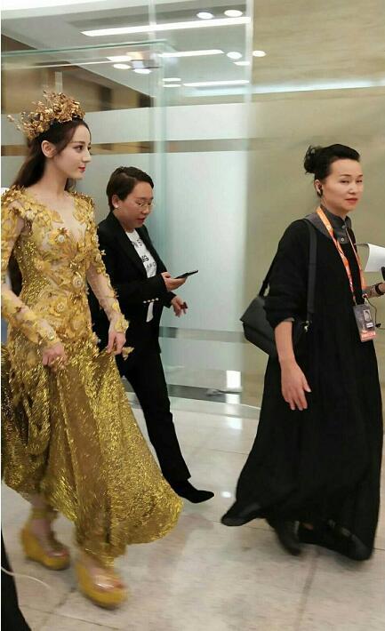 金鹰节大家只注意到了迪丽热巴的胳膊，她的鞋子才最让人受不了！