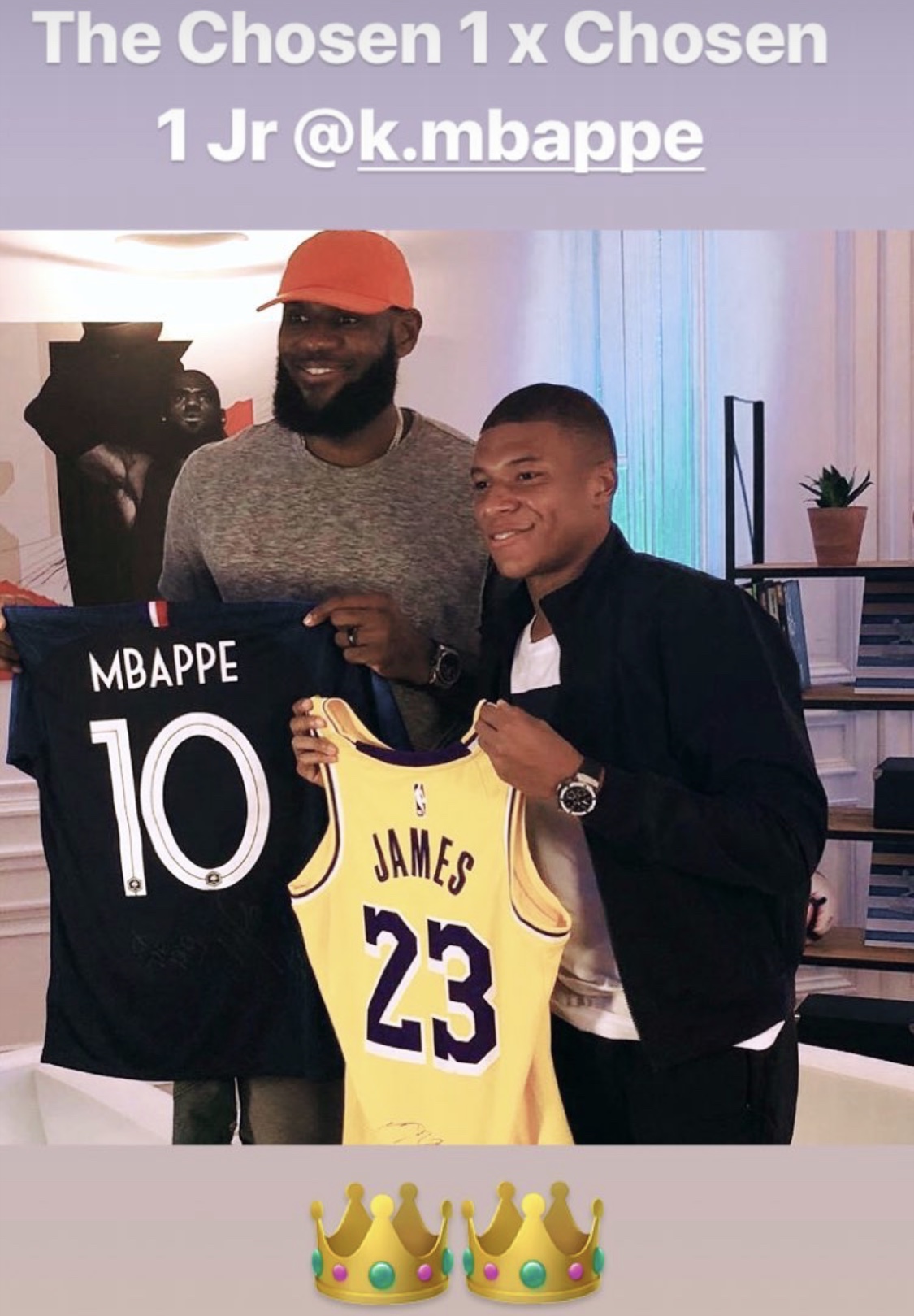 詹姆斯来到了法国巴黎,与足球运动员姆巴佩、