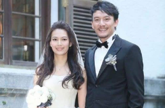 张震被曝与女助理亲密挽胳膊?探班的老婆孩子对他却超放心