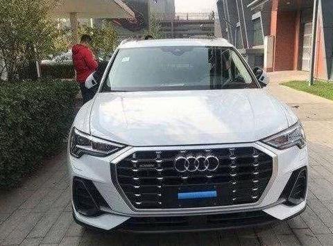 看到首台奥迪Q三到店，小伙近距离观看以后，小伙有些想法