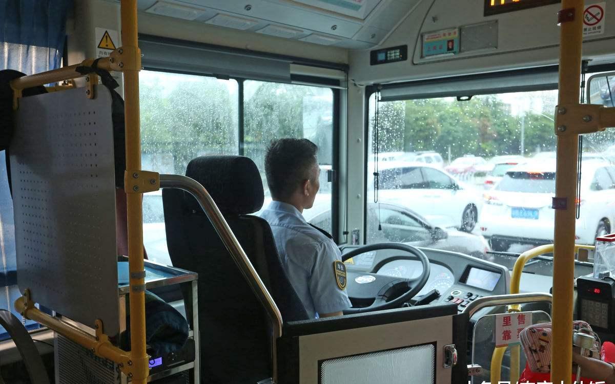 为什么公交车司机开车很少系安全带呢? 原因竟然是这样!