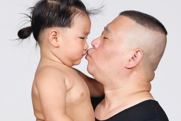 郭德纲晒照为第二任妻子庆生,老婆和小儿子全都被认错了
