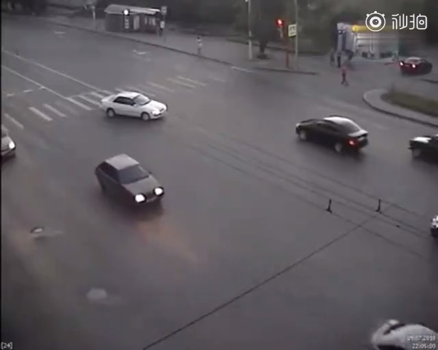 交通安全  这是一辆摩托车？我还以为是把刀差点把视频下方的汽车个切开一个...