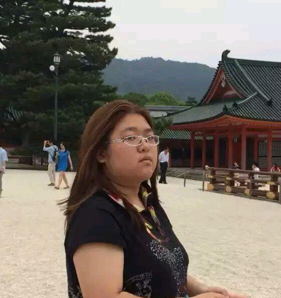 和刚认识一个月的女生出去玩, 晚上只开一个房