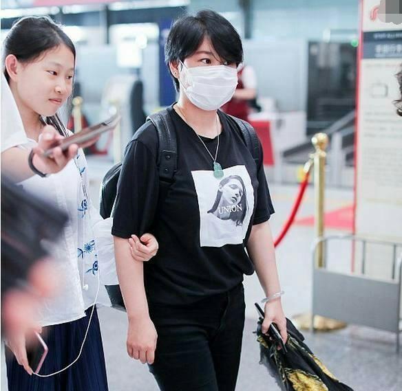 小沈阳女儿高挑纤细，五官耐看，见记者摆搞怪表情！