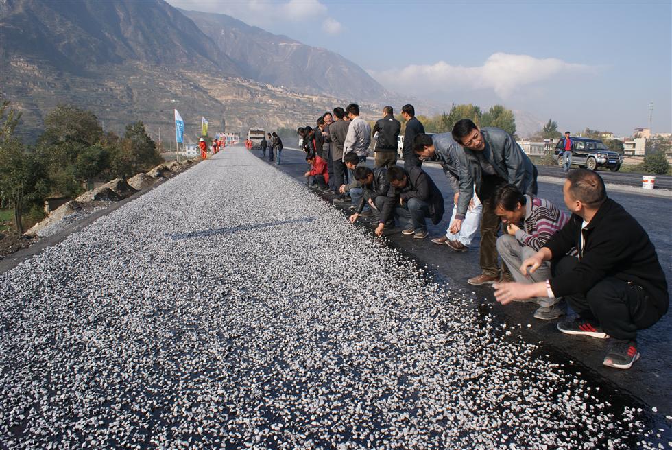 高速公路为什么不用钢筋混凝土做路面? 而用沥