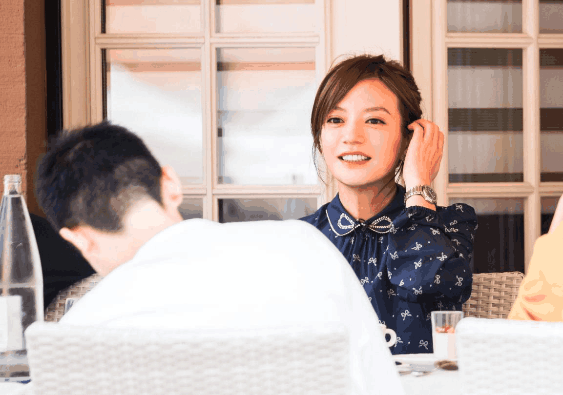 赵薇店长手抓饭再获赞 全员齐力解中餐厅停业