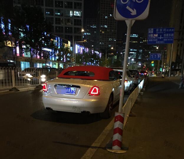 王思聪开着新买的劳斯莱斯出街, 车牌照又是