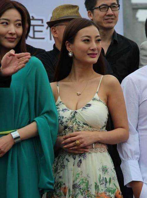 22岁因一部作品一举成名, 人称“内地叶子楣”, 现在素颜无人识