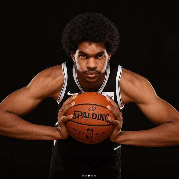 他是2018年NBA篮网新秀,获得最佳新人盖帽称