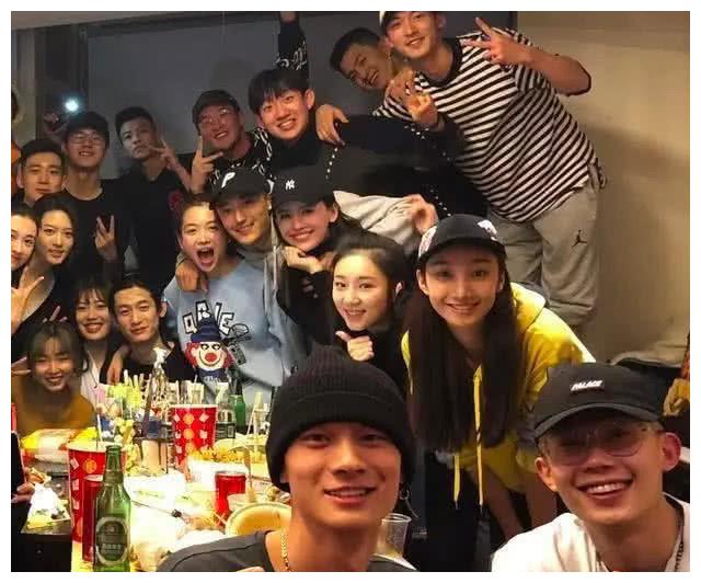 刘昊然同学聚会,男女颜值都顶尖,普通大学合照与众不同,找亮点