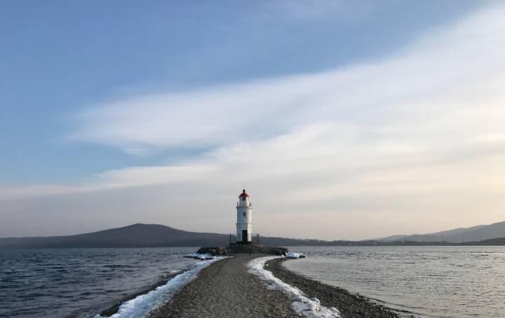 男游客最喜欢到海参崴看美女, 知道城市名字含