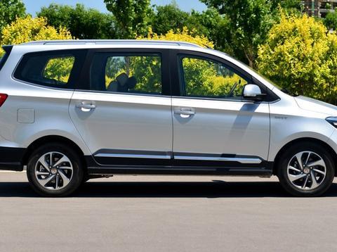 一战成名，新款神车五菱宏光S再战秋名山，输了留下车标，敢否？