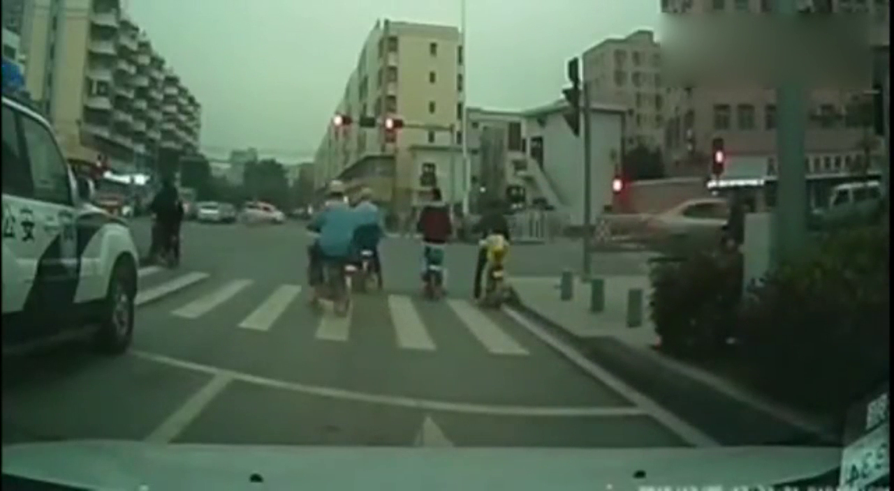 两辆电动车刚准备闯红灯，就发现死神来临，然而想逃命已经晚了