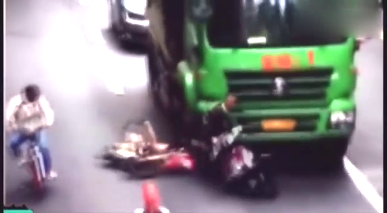 两辆电动车在大货车旁边斗气，接下来一幕惨不忍睹！