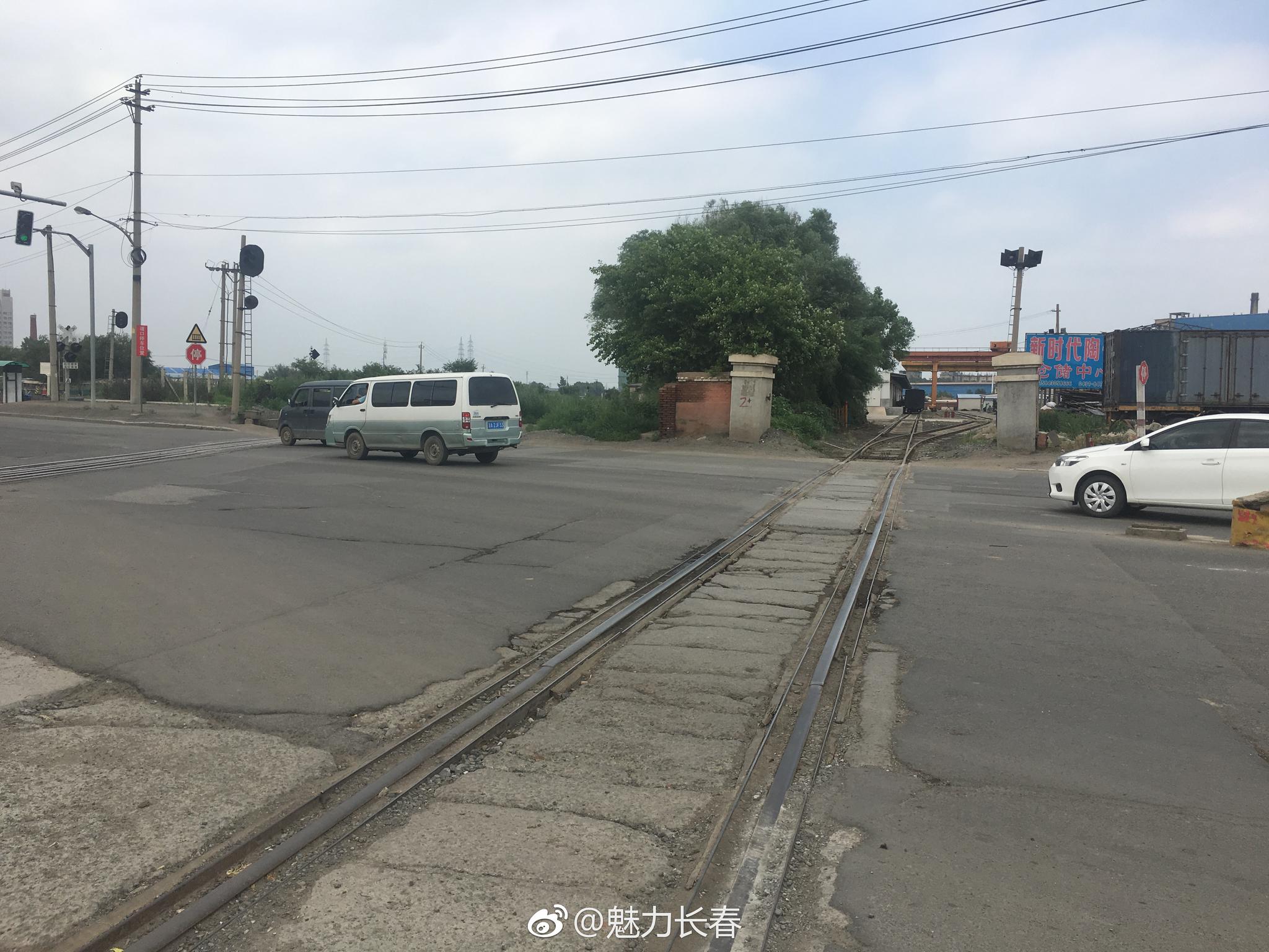 东环城路上铁路道口路况差 车辆颠簸严重
