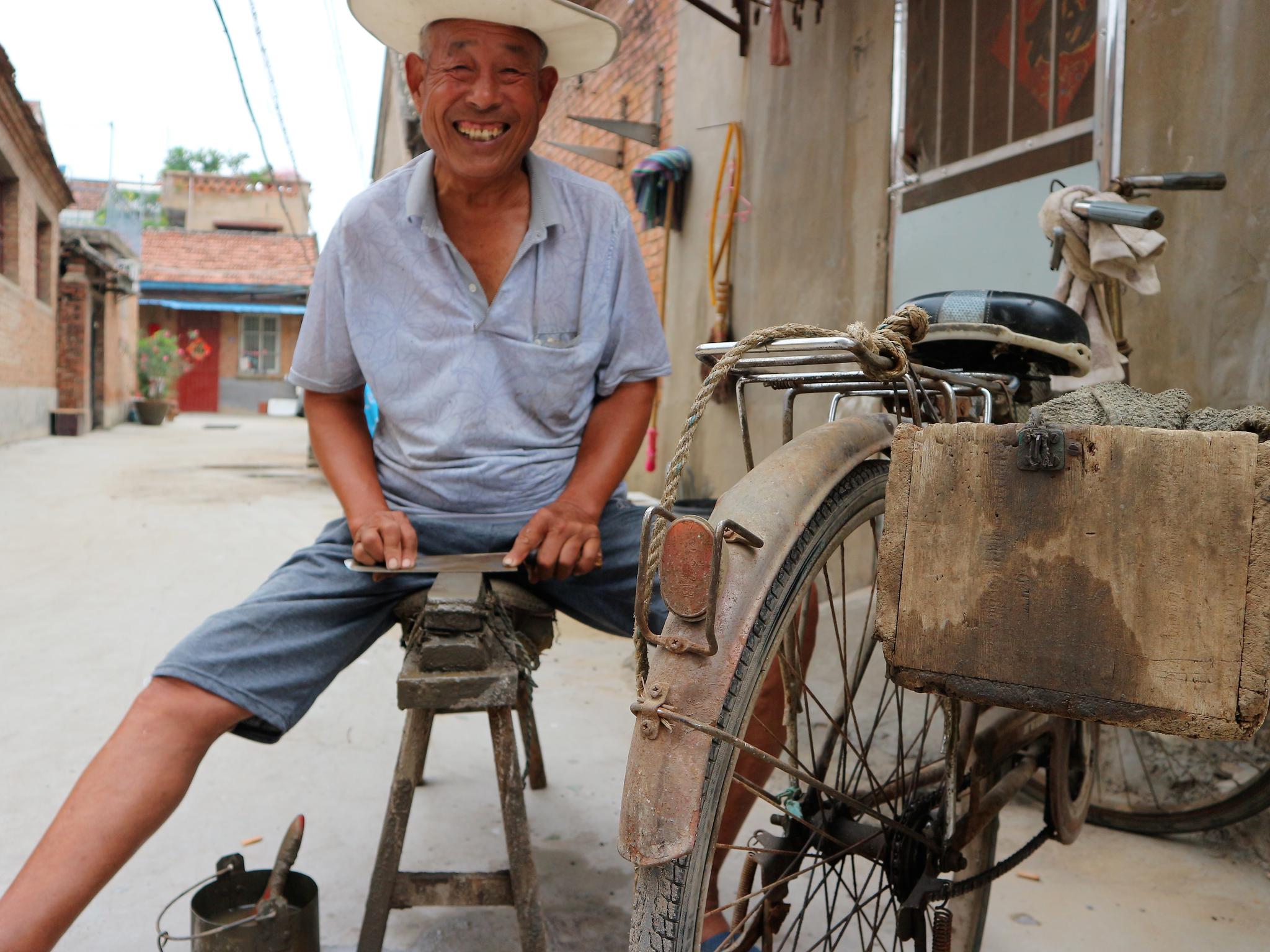 75岁农村磨刀老人每天骑车60公里，收入60元，有隐情吗？
