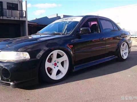 三菱翼神和三菱EVO傻傻分不清楚 改装气动避震低趴姿态同样精彩