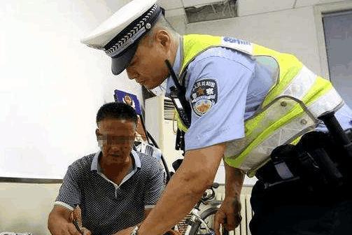 为什么现在都开自动挡,还考手动挡驾照?交警说