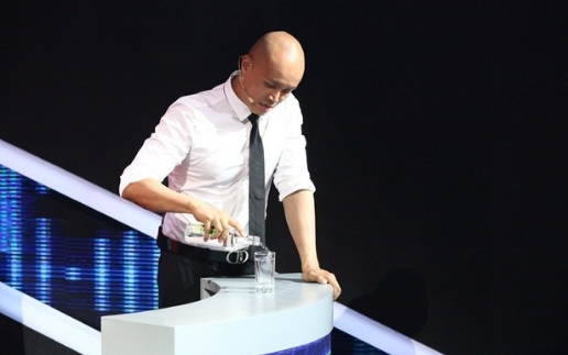 现场失控的明星:何炅现场发飙,薛之谦现场打架