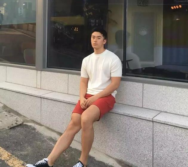 穿搭｜肌肉型男穿衣很尴尬，IG人气肌肉男教你穿出好感度
