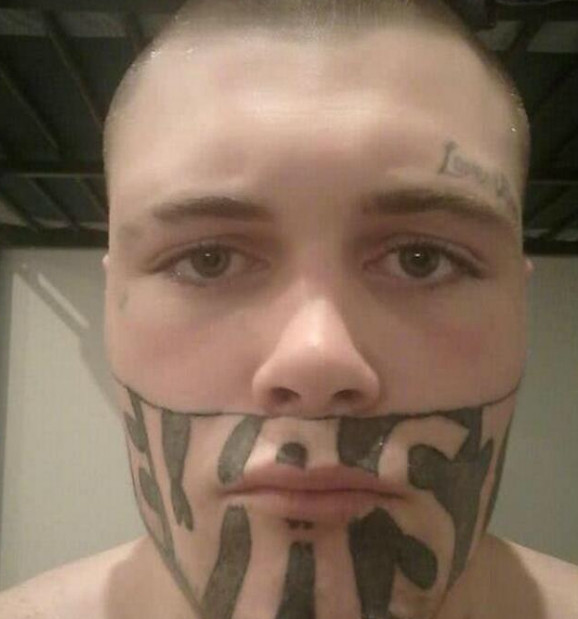 因在监狱里喝醉脸上被纹纹身,男子出狱后找不