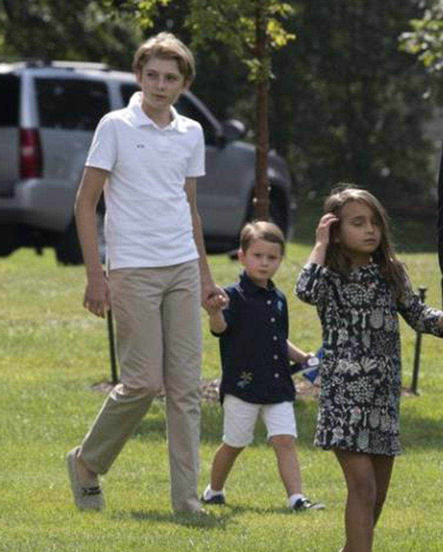 特朗普小儿子巴伦和伊万卡儿子同框合影,网友,咋这么像啊