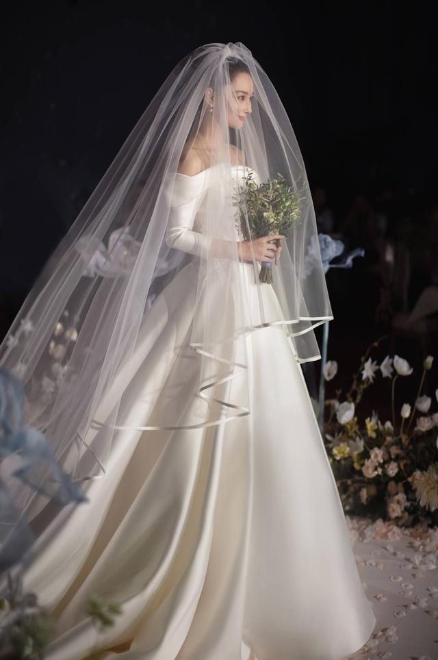 张馨予婚纱4万多,杨幂加戒指900万林心如定制,她仅3000