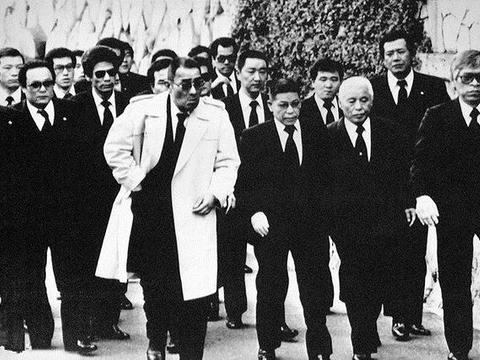 你惹了黑帮我帮你扛着！但是你惹了这车的车主，对不起我们不认识