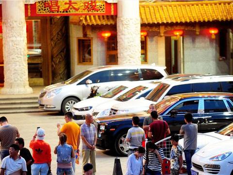 他是中国农村最牛富豪，拥有无数豪车，这辆劳斯莱斯幻影就超千万