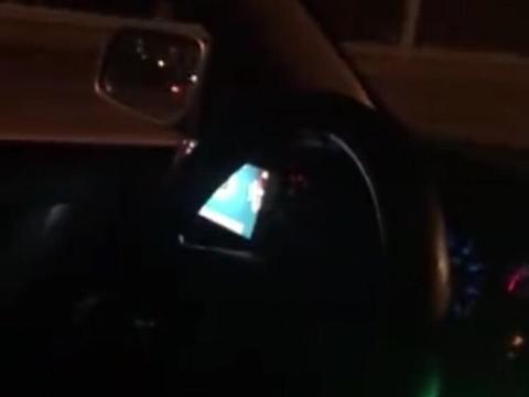深夜打车吓出一身汗！大连出租车司机边开车边打麻将