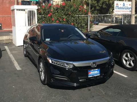 网友路边偶遇十代雅阁: 恐怕八代凯美瑞不是它的对手吧!