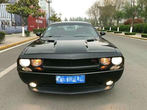 男子买了一辆3手道奇挑战者，为了精致花30万进行改装