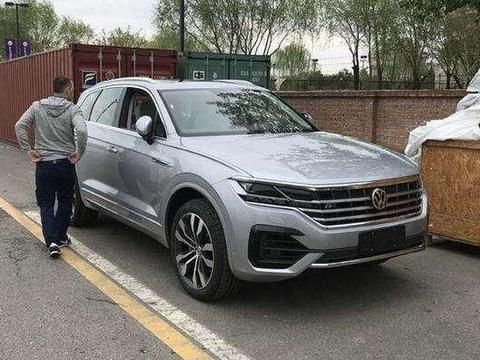 新款大众途锐来了，比卡宴更霸气，全车都是触摸屏，Q7彻底凉了