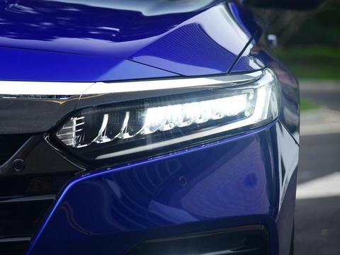 本田这次火了！新车比宝马奔驰漂亮，配CVT和全景天窗，17万起售