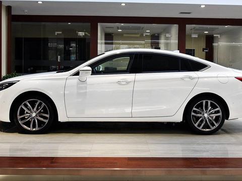 最便宜的红旗车来了，不足15万！比雅阁帕萨特更大气更有面子