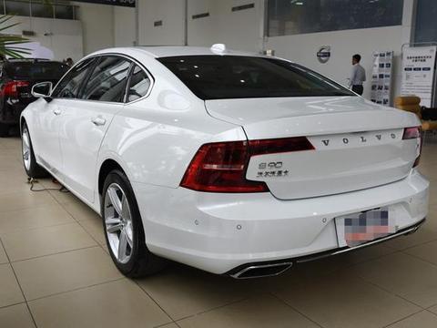 国产C级车，标配2.0T发动机，外观比宝马320帅多了