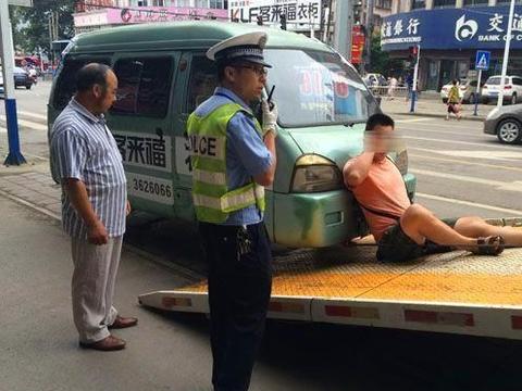 迈巴赫62S违停，拖车来了，折腾半天决定放弃