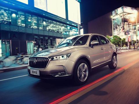 与BBA称兄道弟，20万能买轿跑SUV！结果网友看外观：差劲太多！