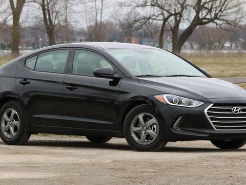 坚决不提供真皮与天窗，现代10万卖新车，媒体却集体追捧它