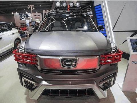 传祺20万魔改爆款车，4盏探照灯+后挂摩托，比悍马拉风