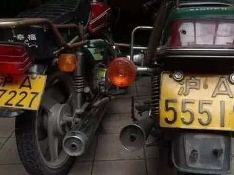 偶遇两辆老式摩托车主：车上的两块车牌能买一辆保时捷卡宴！