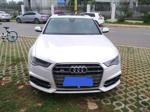 小伙开百万级的奥迪S6去“蹭”充电桩，电动车车主表示想比加速