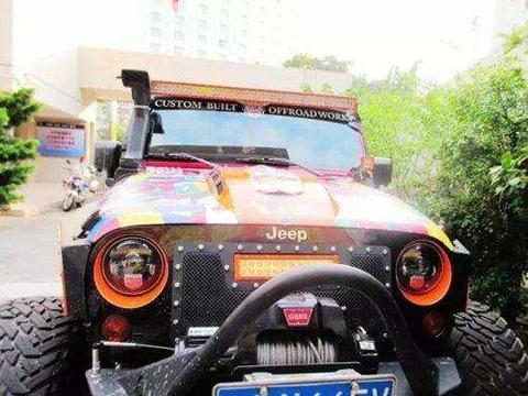 情侣路惊现“整容”牧马人! 被交警看一眼40万没了