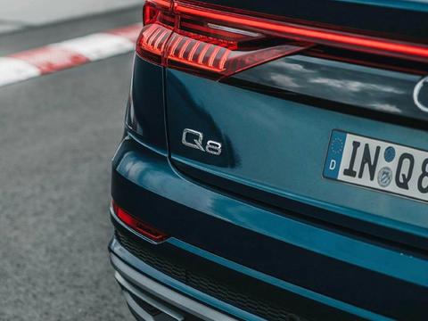 奥迪Q8街拍，只看外观跟兰博基尼Urus相差不大