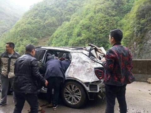吉利领克01遭巨石压顶，车主：这质量不愧是国产车的骄傲