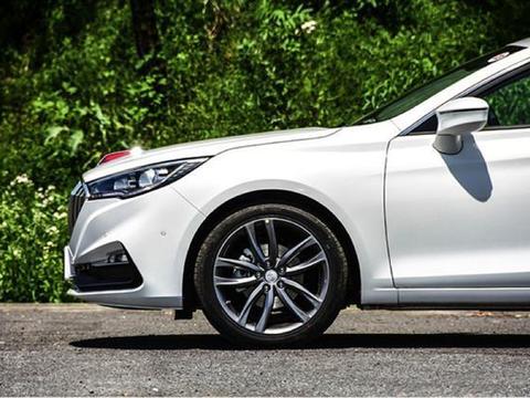 红旗终于不贵了！15万的价格30万的档次，开出去有面